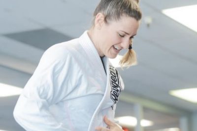 mladá žena v bielom Bjj gi