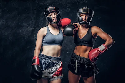 dvě ženy v boxerském oblečení