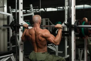 10 najefektívnejších cvičení pre rast svalov: Kompletný sprievodca: časť 4 - Military press