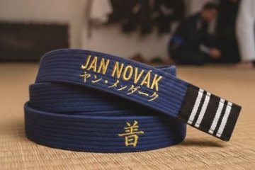 Výšivka na BJJ pásek: Jak získat unikátní kousek, který vás nezruinuje?