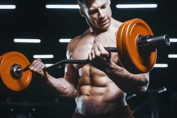 10 najúčinnejších cvičení pre rast svalov: Kompletný sprievodca - časť 7 Bicepsový zdvih