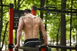 10 nejúčinnějších cviků pro růst svalů: Kompletní průvodce - část 8 Tricepsový tlak