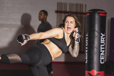 Žena boxuje do boxovacího pytle