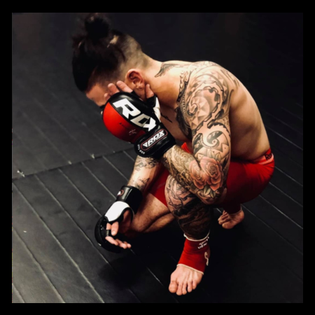 fighter v mma rukavicích