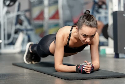 mladá žena cvičí plank