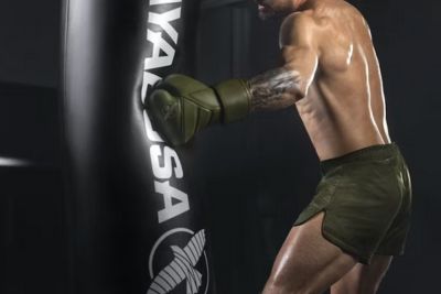 muž boující do boxovacího pytle