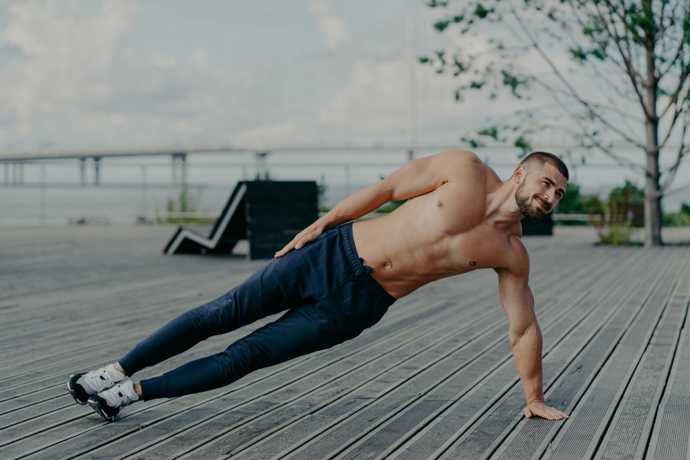 Muž cvičící plank
